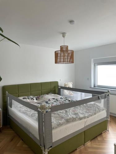 Modernes Haus mit Garten in Windberg, ruhig & zentral في مونشنغلادباخ: غرفة نوم بها سرير في الغرفة