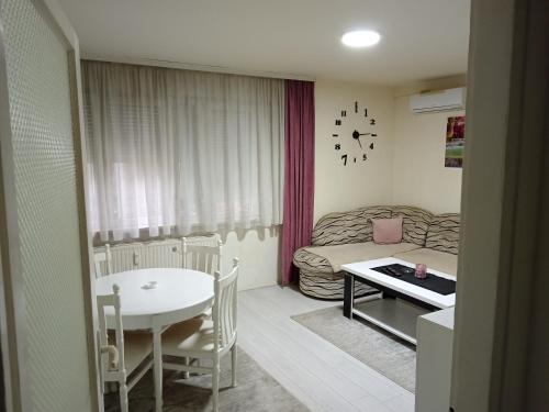 een kleine kamer met een tafel en een bed bij Apartman Centar 2 in Šabac