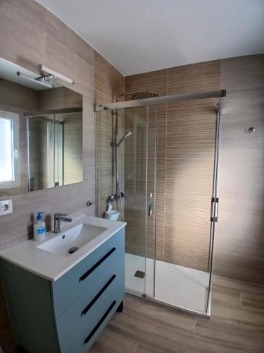 ein Badezimmer mit Waschbecken und Dusche in der Unterkunft Casa Remo - Motril in Motril