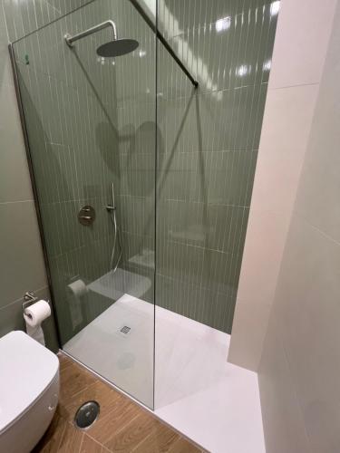 een glazen douche in een badkamer met toilet bij Palazzo Ducale in Salerno