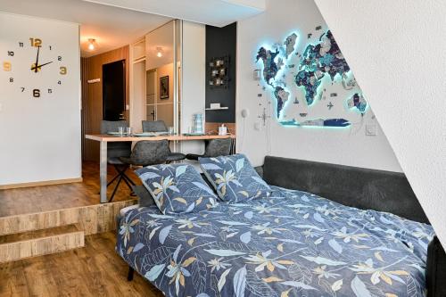 Mini-duplex cosy avec magnifique vue mer في دوفيل: غرفة نوم مع سرير ومكتب