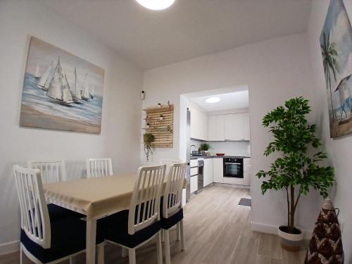 eine Küche und ein Esszimmer mit Tisch und Stühlen in der Unterkunft Casa Remo - Motril in Motril
