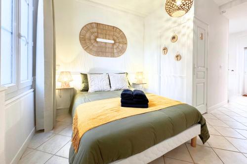 Ένα ή περισσότερα κρεβάτια σε δωμάτιο στο Studio Agabane - By BEST KEYS - Centre-Ville - Cosy & Lumineux - Cuisine Équipée - Smart TV - Lit Confortable - WiFi Fibre - Check-in Autonome - Parking Gratuit à Proximité