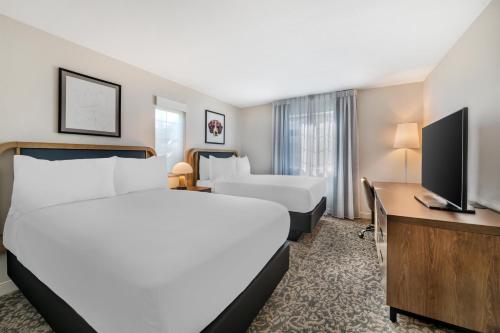 Postel nebo postele na pokoji v ubytování Sonesta ES Suites Orlando - Lake Buena Vista
