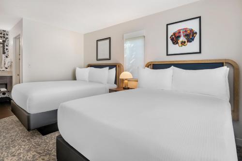 Postel nebo postele na pokoji v ubytování Sonesta ES Suites Orlando - Lake Buena Vista