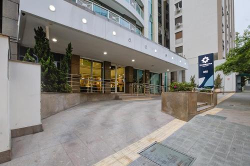 un edificio con una pasarela delante de él en Transamerica Executive Perdizes, en São Paulo