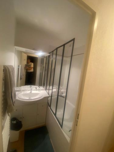 Les toits de dévoluy في لو ديفولي: حمام مزود بحوض ومِرآة