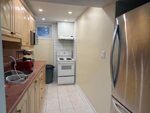 Η κουζίνα ή μικρή κουζίνα στο Luxury suit Walkout Basement with open Patio