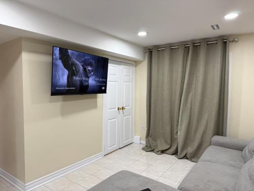 Μια τηλεόραση ή/και κέντρο ψυχαγωγίας στο Luxury suit Walkout Basement with open Patio