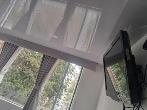 ボゴタにあるHotel Embajada 44の窓付きの部屋