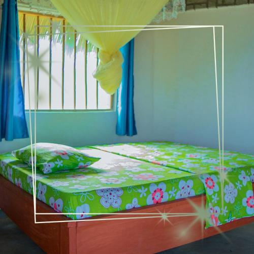 AFLII Beach Resorts Msangamkuu في متوارا: سرير مع مظلة في الغرفة