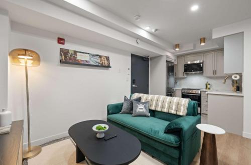 Una cocina o kitchenette en Casa Hotels McCaul- Modern DT Suite w Workspace