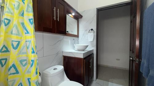 Koupelna v ubytování Coastal Comfort Spacious Second-Floor Getaway