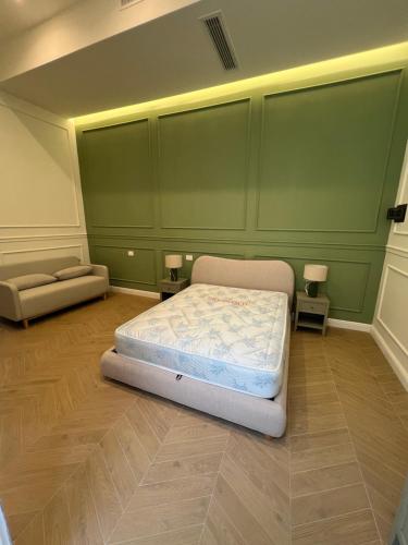 een kamer met een matras op een houten vloer bij Palazzo Ducale in Salerno