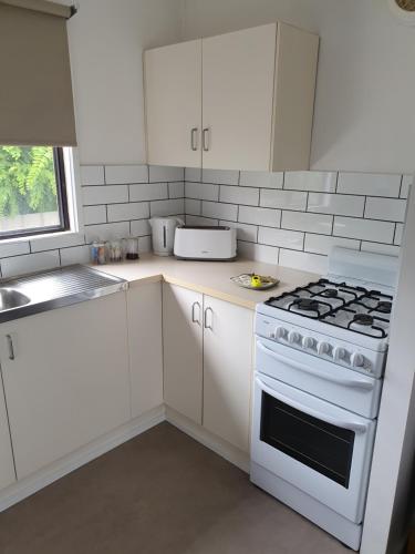 Кухня или мини-кухня в Cozy Home Style Accommodation
