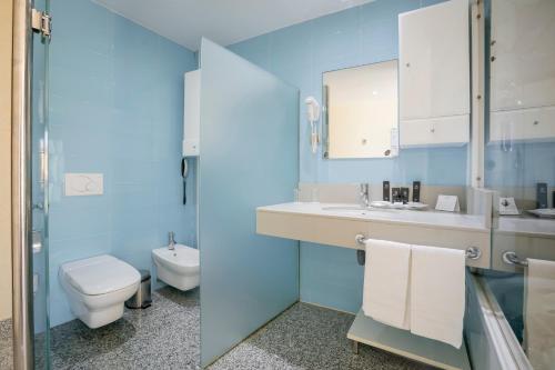 巴利亚多利德Soho Boutique La Harinera的蓝色的浴室设有卫生间和水槽