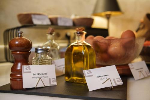 巴利亚多利德Soho Boutique La Harinera的一张桌子上放着几瓶精油。