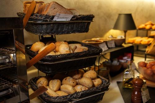巴利亚多利德Soho Boutique La Harinera的桌子上放着一篮子面包