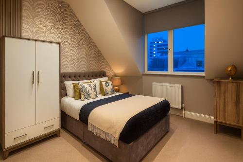Una cama o camas en una habitación de 2 Bed Penthouse in Central Harrogate