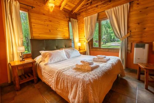 Кровать или кровати в номере Cabañas En el Corazón del Bosque