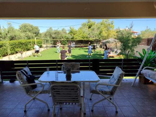 Balkón nebo terasa v ubytování George's family friendly maisonette with great exterior