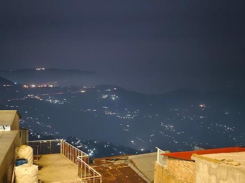 desde un edificio con vistas al océano por la noche en All khair guest house Murree, en Murree