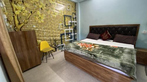 Postel nebo postele na pokoji v ubytování Homestay Devgiri by YatriMap