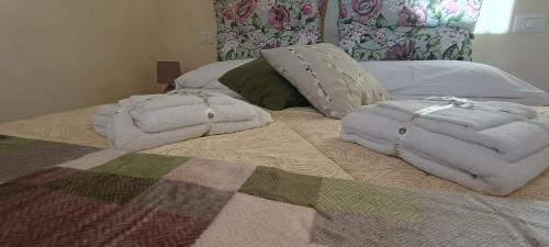 オルヴィエートにあるLa Dolce Orvietoのベッドの上に座るタオル2枚