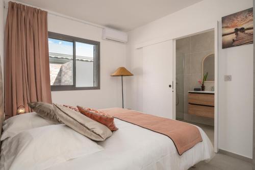 Postel nebo postele na pokoji v ubytování Ama cozy bungalow 20 m de la plage