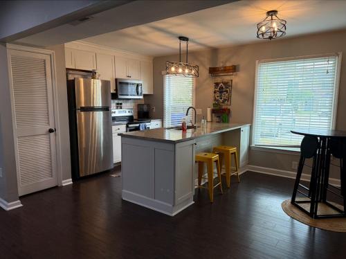 Kuchyň nebo kuchyňský kout v ubytování Full townhouse near Shem Creek & Downtown with Hot Tub