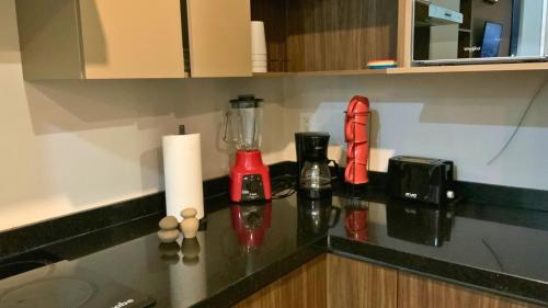 um balcão de cozinha com um liquidificador no balcão em Estilo Minimalista frente Arena y Parque Fundidora em Monterrey