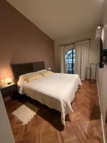Un dormitorio con una cama grande y una ventana. en Trento Hotel Boutique, en San Salvador de Jujuy
