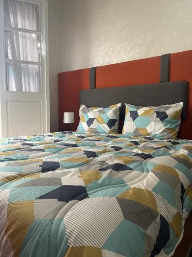 Postel nebo postele na pokoji v ubytování Hassan Centre Studio-No Elevator-Wi-Fi &-Smart TV -CAN 2025