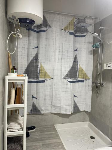 Koupelna v ubytování Hassan Centre Studio-No Elevator-Wi-Fi &-Smart TV -CAN 2025