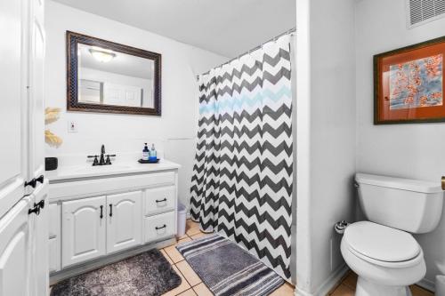 ein Badezimmer mit Toilette, Waschbecken und Dusche in der Unterkunft Netflix, Stocked Kitchenette, Beach Gear in Ventura