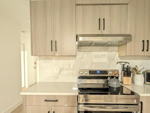 Кухня или мини-кухня в The Sunset Haven- Cozy 2BR Basement Suite near White rock
