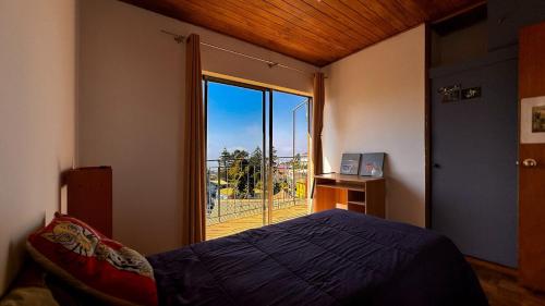 Et tv og/eller underholdning på Spacious two-story house in the heart of Cerro Alegre