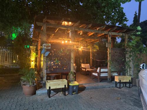 Κήπος έξω από το Stylish Modern Elegance Deluxe Suite