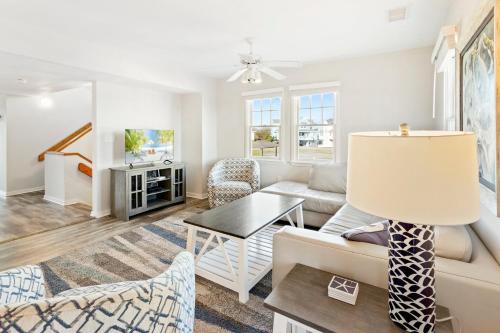 バクストンにあるCAC-19A - Spotのソファとテーブルのあるリビングルーム