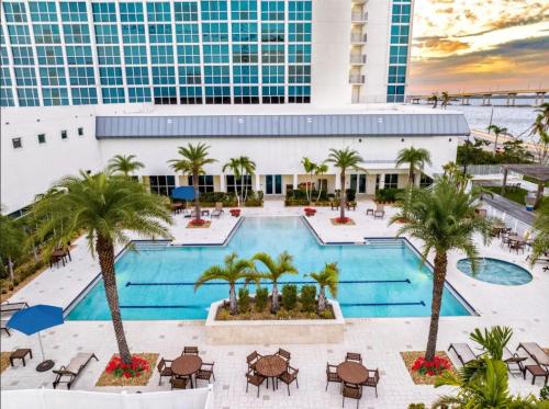 Πισίνα στο ή κοντά στο City of Palms Retreat - Downtown - Pool - City - View