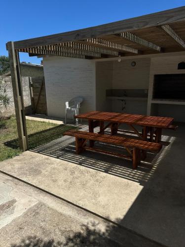 Lo de Leo في لا بالوما: طاولة نزهة أمام المنزل