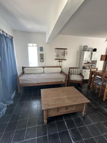 Lo de Leo في لا بالوما: غرفة معيشة بها سرير وطاولة