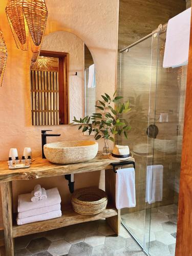 a bathroom with a sink and a shower at LA PERLA FINCA HOTEL in Gigante