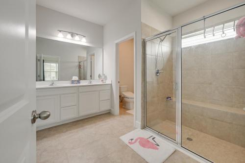 Phòng tắm tại Florida Snowbird Haven with Pool! Easy I-75 Access