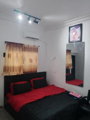 Una cama o camas en una habitación de Short let apartments LBS Lekki Ajah Lagos
