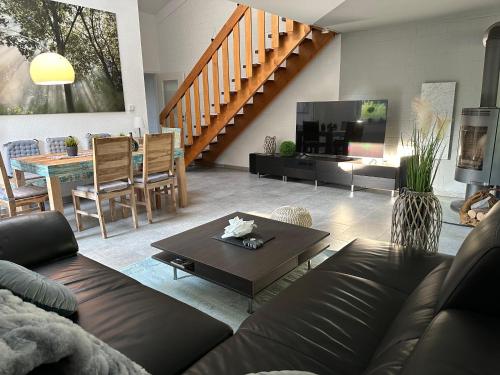 Posezení v ubytování Frankenwald Ferienhaus FourStars am See in Lichtenberg, Bayern, Oberfranken, Bad Steben - Hof -Saale, Rennsteig