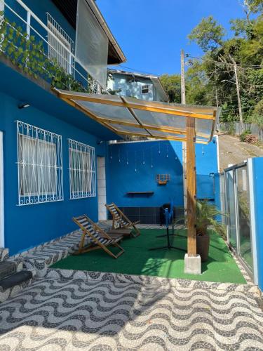 een blauw gebouw met een terras met twee banken bij República Descolada! Exclusiva para mulheres! in Florianópolis