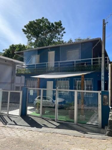 een blauw gebouw met een hek ervoor bij República Descolada! Exclusiva para mulheres! in Florianópolis