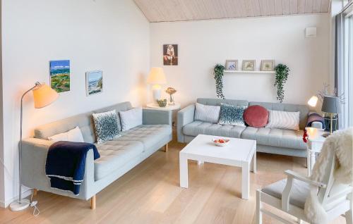 Et opholdsområde på 3 Bedroom Stunning Home In Vejby