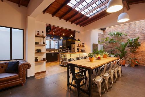 Køkken eller tekøkken på El Poblado Medellin Luxury 5BR Jacuzzi AC